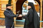 Генеральный директор Игорь Крутиков передает ключ от ЦДНВ представителю Русской Православной Церкви