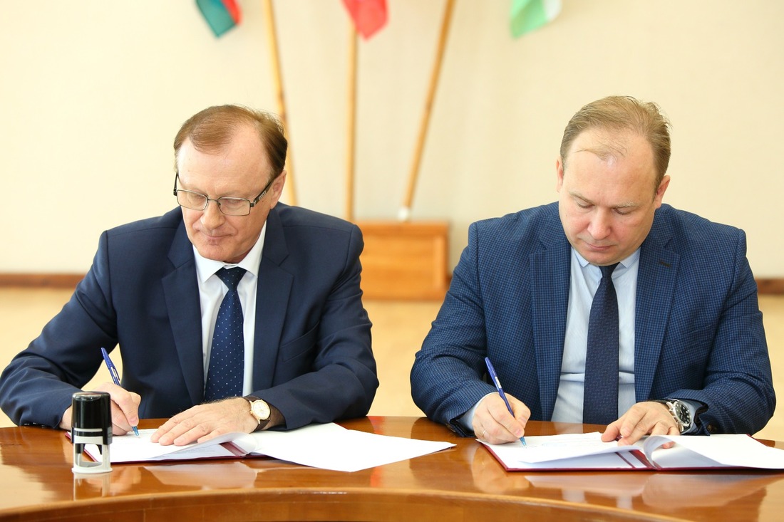 Представители сторон (слева направо): Василий Лукьянцев и Андрей Колесниченко