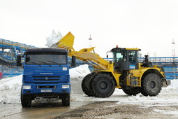 Всего в течение зимы с производственных и вспомогательных территорий было вывезено более 21 тысячи кубометров снега, эти работы продолжаются