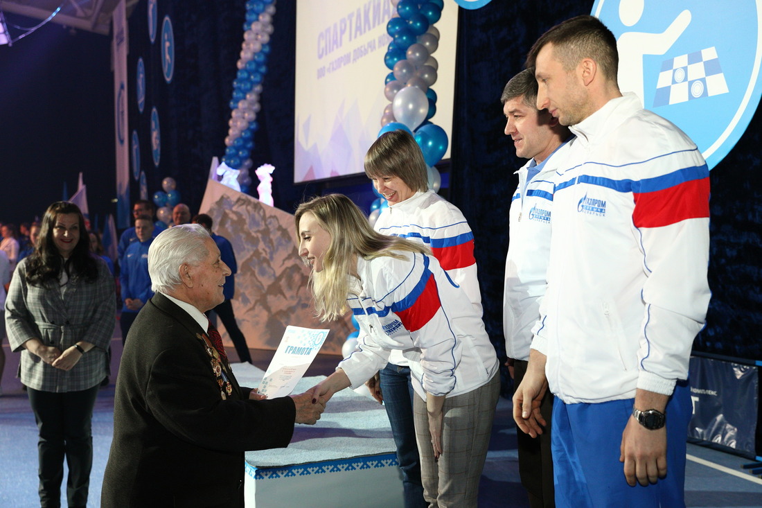 Награды победителям вручает ветеран Великой Отечественной войны Анатолий Старцев