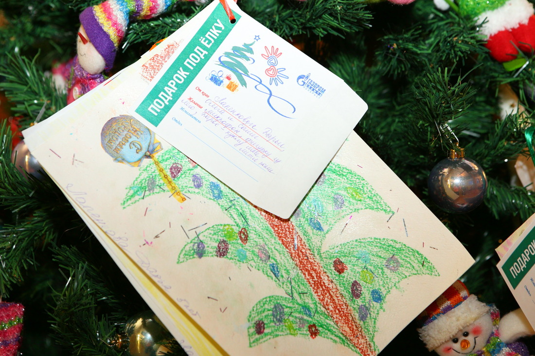 В письмах Деду Морозу ребята пишут о самых сокровенных желаниях, а еще вкладывают в конверт самодельные новогодние открытки