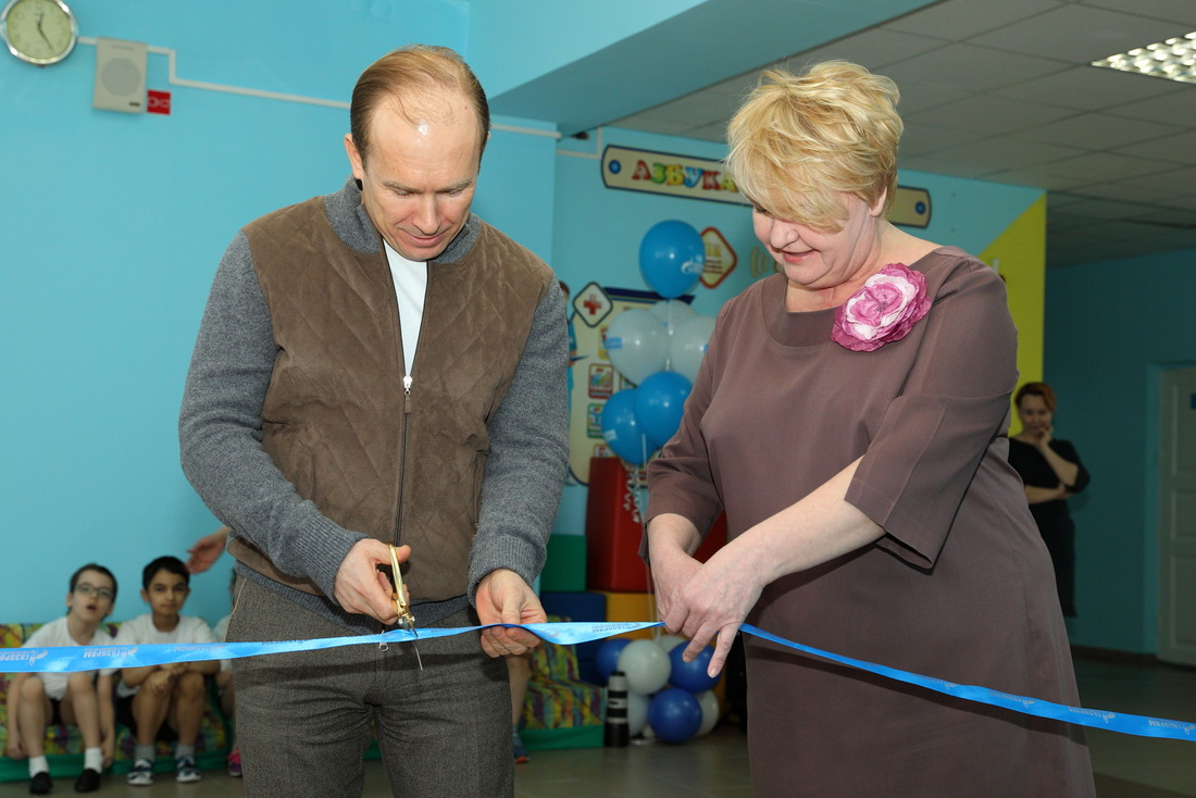 На презентации проекта (слева направо) Андрей Колесниченко и Елена Годаванчук (руководитель образовательного учреждения)