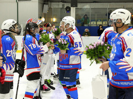Мужская хоккейная команда поздравила женскую с наступающим праздником