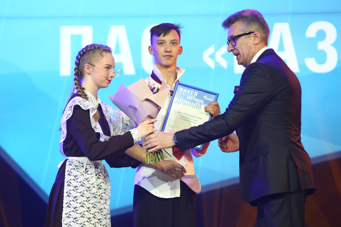 Озорные «школьники» Даниил Карпов и Ульяна Корепанова получают заслуженную награду