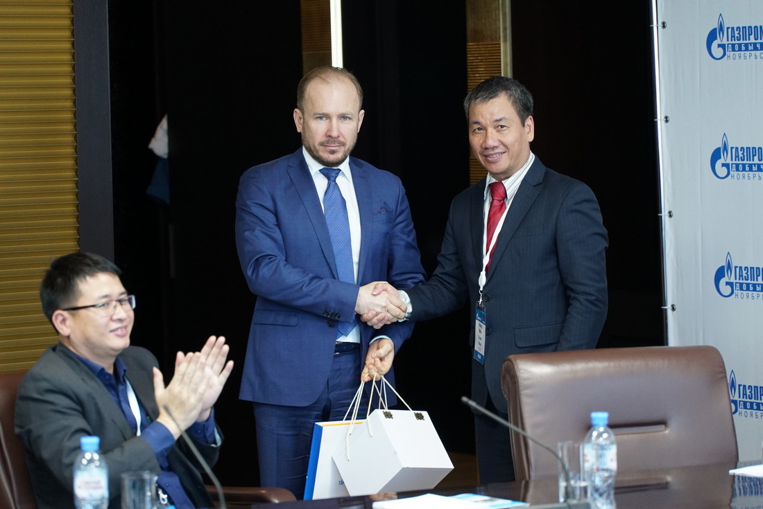 Делегацию приветствовал заместитель генерального директора Андрей Колесниченко (на фото в центре)