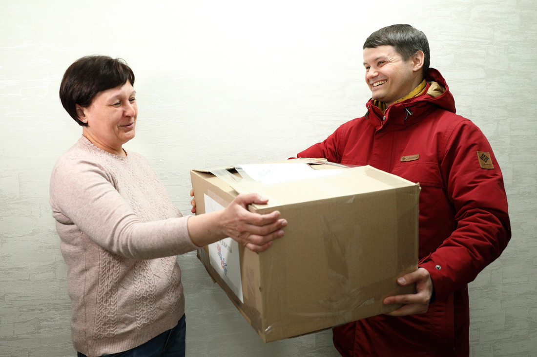 Волонтер GAZ_актив ООО "Газпром добыча Ноябрьск" Андрей Гагин передает вещи беженцам