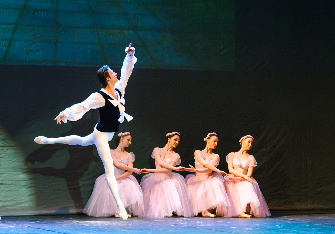 Сцена из балета "Шопениана"