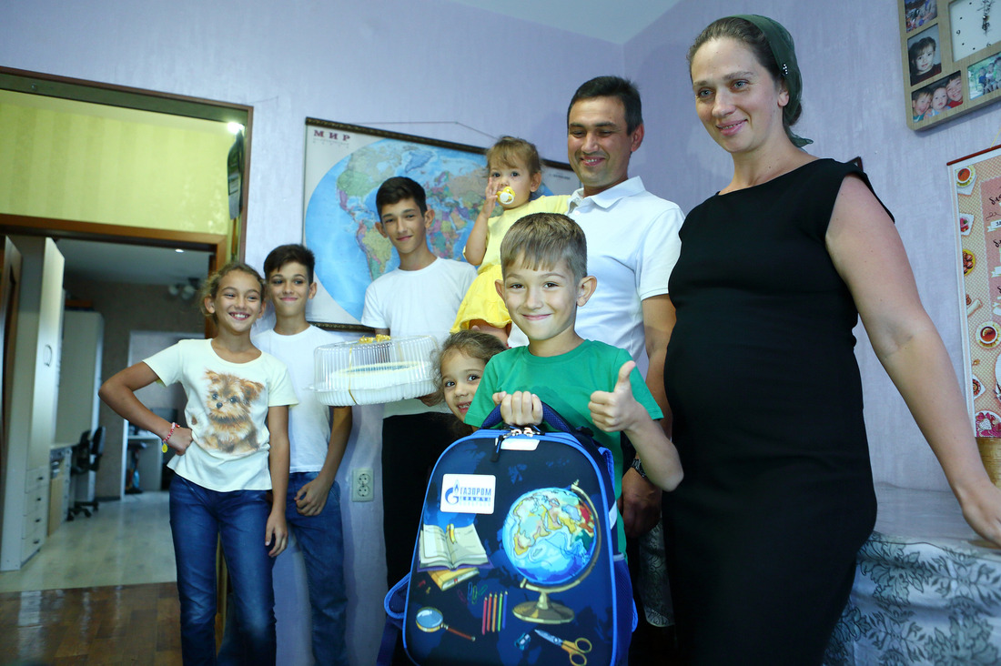 Семья Георгица, в которой воспитываются девять детей, к 1 сентября получила подарки от компании "Газпром добыча Ноябрьск"