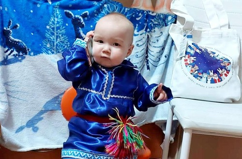 Ребенок из числа коренных малочисленных народов Севера получил подарок от ООО "Газпром добыча Ноябрьск"