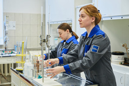 Лаборанты химической лаборатории проводят исследования
