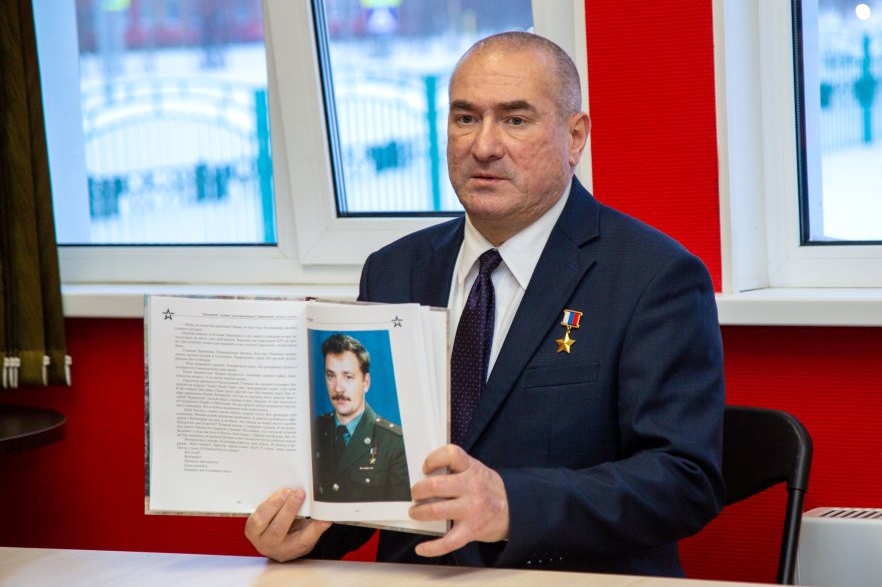 Герой России Олег Александрович Касков на встрече с молодежью в Муравленко