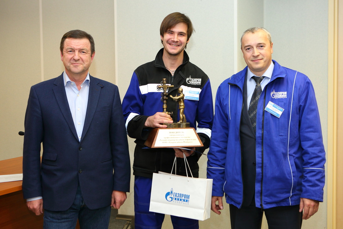 На церемонии награждения (слева направо): Сергей Маслаков, Денис Воронин, Виктор Ковалев