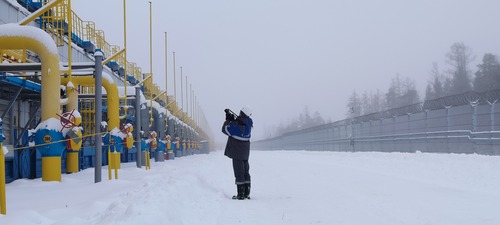 Эколог Инженерно-технического центра ООО «Газпром добыча Ноябрьск» производит замеры эмиссии газа на газовом промысле компании
