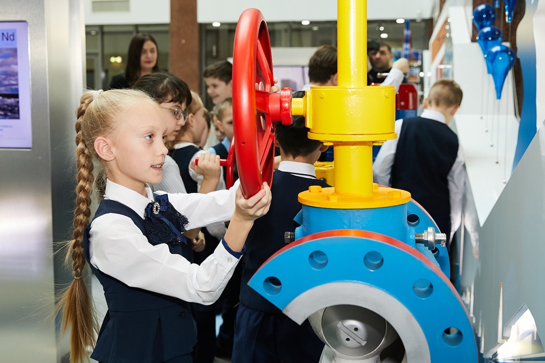 Экскурсия школьников в корпоративный музей «Газпром добыча Ноябрьск» в рамках презентации проекта GAZ_поколение