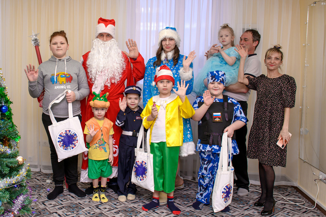 Дед Мороз и Снегурочка вручили подарки воспитанникам коррекционного центра "Белая Сова" (г.Ноябрьск)