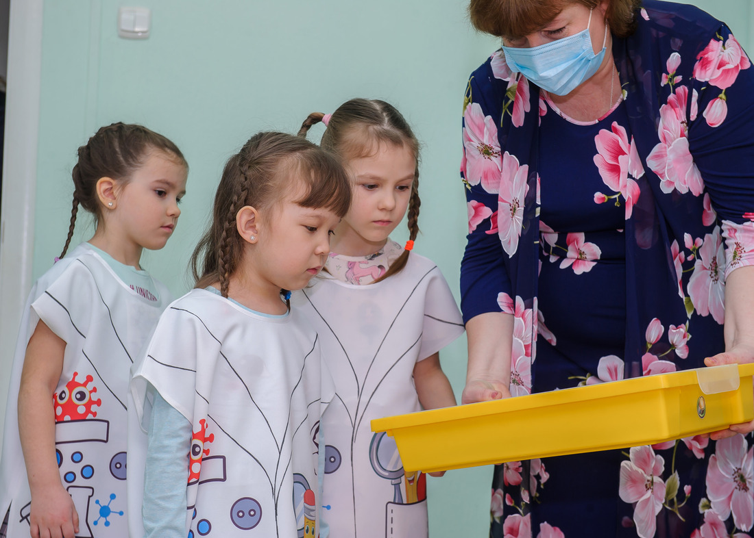 Елена Строкова, воспитатель детского сада «Ласточка», знакомит ребят с материалами для экспериментов