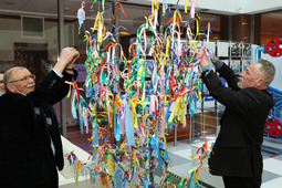 Гости праздника завязали цветные ленты на дереве желаний, которое находится в корпоративном музее ООО "Газпром добыча Ноябрьск"
