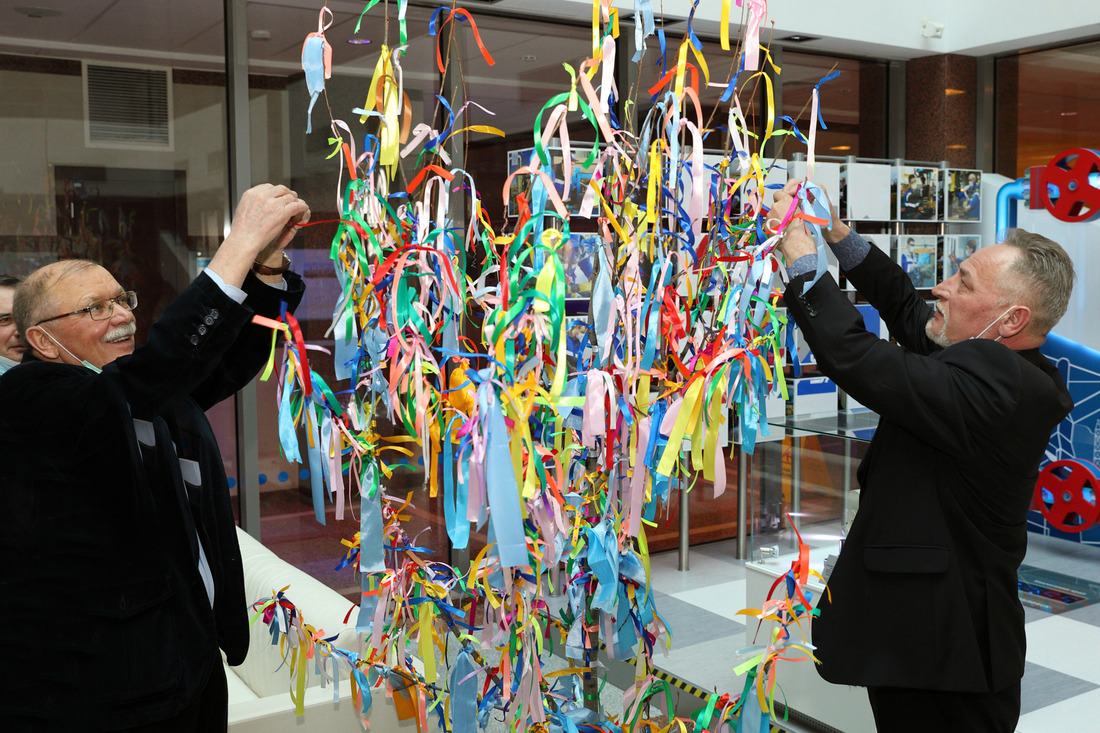 Гости праздника завязали цветные ленты на дереве желаний, которое находится в корпоративном музее ООО "Газпром добыча Ноябрьск"